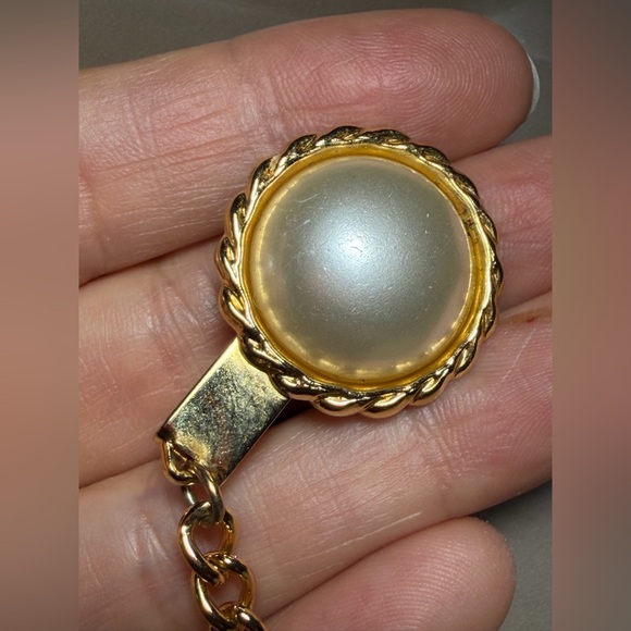 Vintage Faux Pearl & Gold Tone Sweater Guard Cardigan Clip - Picture 2 of 9